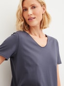 Damen-Model trägt Kurz-Pyjama aus 100% Baumwolle in Blau, Gemustert aus Serie Graphic Nights von CALIDA, Detail