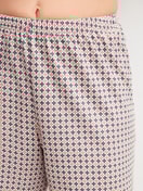 Damen-Model trägt Kurz-Pyjama aus 100% Baumwolle in Blau, Gemustert aus Serie Graphic Nights von CALIDA, Detail