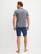 La modella / Il modello Uomo indossa Pigiama corto in 100% cotone di colore Blu, A righe, della serie Relax Streamline 3 di CALIDA, Vista posteriore