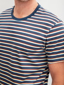 La modella / Il modello Uomo indossa Pigiama corto in 100% cotone di colore Blu, A righe, della serie Relax Streamline 3 di CALIDA, Dettaglio