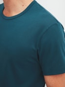 Herren-Model trägt Kurz-Pyjama aus 100% Baumwolle in Türkis, Gemustert aus Serie Relax Streamline 1 von CALIDA, Detail