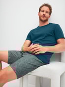Herren-Model trägt Kurz-Pyjama aus 100% Baumwolle in Türkis, Gemustert aus Serie Relax Streamline 1 von CALIDA, Zusatzbild