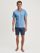 Herren-Model trägt Kurz-Pyjama aus 100% Baumwolle in Blau, Kariert aus Serie Relax Streamline 1 von CALIDA, Vorderansicht