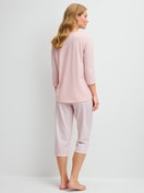 Damen-Model trägt Capri-Pyjama aus 100% Baumwolle in Rosa, Floral aus Serie Cotton Special von CALIDA, Rückansicht