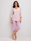 La modella / Il modello Donna indossa Pigiama capri in 100% cotone di colore Viola, Modello, della serie Blooming Nights di CALIDA, Vista frontale