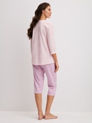 La modella / Il modello Donna indossa Pigiama capri in 100% cotone di colore Viola, Modello, della serie Blooming Nights di CALIDA, Vista posteriore