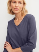 Damen-Model trägt Capri-Pyjama aus 100% Baumwolle in Blau, Gemustert aus Serie Graphic Nights von CALIDA, Detail