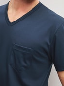 Le mannequin Homme porte le/la Pyjama court en 100% coton de couleur Bleu, À motifs, de la série Relax Streamline 1 de CALIDA, Détail