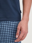 Herren-Model trägt Kurz-Pyjama aus 100% Baumwolle in Blau, Kariert aus Serie Relax Streamline 2 von CALIDA, Detail