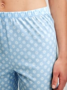 Le mannequin Femme porte le/la Pyjama capri en 100% coton de couleur Bleu, À motifs, de la série Lovely Nights de CALIDA, Détail