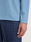 Herren-Model trägt Pyjama, lang aus 100% Baumwolle in Blau, Kariert aus Serie Relax Streamline 1 von CALIDA, Detail
