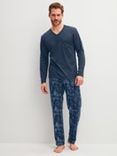 Herren-Model trägt Pyjama, lang aus 100% Baumwolle in Blau, Gemustert aus Serie Relax Streamline 1 von CALIDA, Vorderansicht