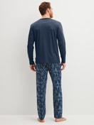 Herren-Model trägt Pyjama, lang aus 100% Baumwolle in Blau, Gemustert aus Serie Relax Streamline 1 von CALIDA, Rückansicht
