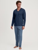 Herren-Model trägt Pyjama, lang aus 100% Baumwolle in Blau, Kariert aus Serie Relax Streamline 2 von CALIDA, Vorderansicht