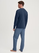 Herren-Model trägt Pyjama, lang aus 100% Baumwolle in Blau, Kariert aus Serie Relax Streamline 2 von CALIDA, Rückansicht