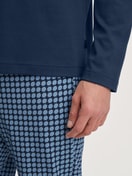 Herren-Model trägt Pyjama, lang aus 100% Baumwolle in Blau, Kariert aus Serie Relax Streamline 2 von CALIDA, Detail
