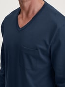Herren-Model trägt Pyjama, lang aus 100% Baumwolle in Blau, Kariert aus Serie Relax Streamline 2 von CALIDA, Detail