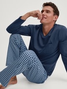 Herren-Model trägt Pyjama, lang aus 100% Baumwolle in Blau, Kariert aus Serie Relax Streamline 2 von CALIDA, Zusatzbild
