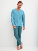Herren-Model trägt Pyjama, lang aus 100% Baumwolle in Blau, Gemustert aus Serie Relax Streamline 1 von CALIDA, Vorderansicht