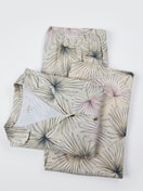 Le mannequin Femme porte le/la Pyjama à boutons en 100% coton de couleur Vert, Floral, de la série Leaf Dreams de CALIDA, Image supplémentaire