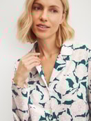Le mannequin Femme porte le/la Pyjama à boutons en 100% coton de couleur Turquoise, Floral, de la série Botanic Dreams de CALIDA, Détail