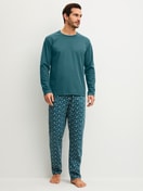Herren-Model trägt Pyjama, lang aus 100% Baumwolle in Türkis, Gemustert aus Serie Relax Streamline 3 von CALIDA, Vorderansicht