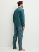 Herren-Model trägt Pyjama, lang aus 100% Baumwolle in Türkis, Gemustert aus Serie Relax Streamline 3 von CALIDA, Rückansicht