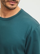 Herren-Model trägt Pyjama, lang aus 100% Baumwolle in Türkis, Gemustert aus Serie Relax Streamline 3 von CALIDA, Detail