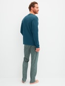 Herren-Model trägt Pyjama, lang aus 100% Baumwolle in Türkis, Gemustert aus Serie Relax Streamline 1 von CALIDA, Rückansicht
