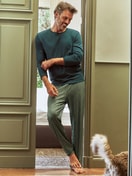 Herren-Model trägt Pyjama, lang aus 100% Baumwolle in Türkis, Gemustert aus Serie Relax Streamline 1 von CALIDA, Vorderansicht