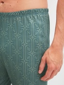 Herren-Model trägt Pyjama, lang aus 100% Baumwolle in Türkis, Gemustert aus Serie Relax Streamline 1 von CALIDA, Detail