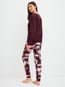 Damen-Model trägt Bündchen-Pyjama aus 100% Baumwolle in Rot, Floral aus Serie Season Special von CALIDA, Rückansicht