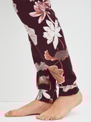 Damen-Model trägt Bündchen-Pyjama aus 100% Baumwolle in Rot, Floral aus Serie Season Special von CALIDA, Detail