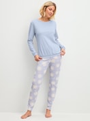 La modella / Il modello Donna indossa Pigiama con polsini in 100% cotone di colore Blu, Modello, della serie EDITION 85 di CALIDA, Vista frontale