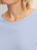 La modella / Il modello Donna indossa Pigiama con polsini in 100% cotone di colore Blu, Modello, della serie EDITION 85 di CALIDA, Dettaglio