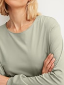 Women model is wearing Pyjama with cuff made of 100% Cotton in Green, Floral from the Leaf Dreams series by CALIDA, Detail