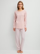 Damen-Model trägt Pyjama, lang aus 100% Baumwolle in Rosa, Floral aus Serie Cotton Special von CALIDA, Vorderansicht