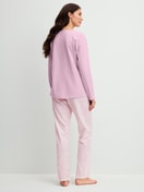 Damen-Model trägt Pyjama, lang aus 100% Baumwolle in Violett, Gemustert aus Serie Blooming Nights von CALIDA, Rückansicht