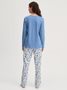 Damen-Model trägt Pyjama, lang aus 100% Baumwolle in Blau, Floral aus Serie Flower Nights von CALIDA, Rückansicht