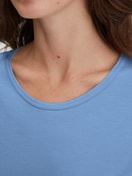 Damen-Model trägt Pyjama, lang aus 100% Baumwolle in Blau, Floral aus Serie Flower Nights von CALIDA, Detail