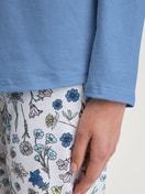 Damen-Model trägt Pyjama, lang aus 100% Baumwolle in Blau, Floral aus Serie Flower Nights von CALIDA, Detail