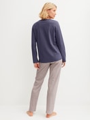Damen-Model trägt Pyjama, lang aus 100% Baumwolle in Blau, Gemustert aus Serie Graphic Nights von CALIDA, Rückansicht