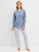 Damen-Model trägt Pyjama, lang aus 100% Baumwolle in Blau, Gestreift aus Serie Cotton Special von CALIDA, Vorderansicht