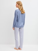 Damen-Model trägt Pyjama, lang aus 100% Baumwolle in Blau, Gestreift aus Serie Cotton Special von CALIDA, Rückansicht
