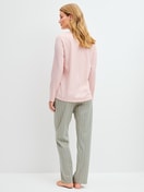 Damen-Model trägt Pyjama, lang aus 100% Baumwolle in Grün, Gestreift aus Serie Cotton Special von CALIDA, Rückansicht