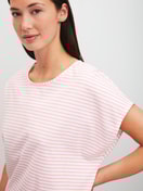 Le mannequin Femme porte le/la Pyjama court en 100% coton de couleur Orange, À motifs, de la série Lovely Nights de CALIDA, Détail