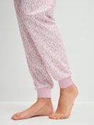 Damen-Model trägt Bündchen-Pyjama aus 100% Baumwolle in Violett, Gemustert aus Serie Blooming Nights von CALIDA, Detail