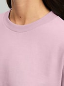 Damen-Model trägt Bündchen-Pyjama aus 100% Baumwolle in Violett, Gemustert aus Serie Blooming Nights von CALIDA, Detail