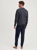 Herren-Model trägt Bündchen-Pyjama aus 100% Baumwolle in Blau, Gestreift aus Serie Relax Streamline 4 von CALIDA, Rückansicht