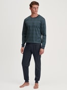 Le mannequin Homme porte le/la Pyjama avec bords élastiques en 100% coton de couleur Vert, À carreaux, de la série Relax Streamline 3 de CALIDA, Vue de face